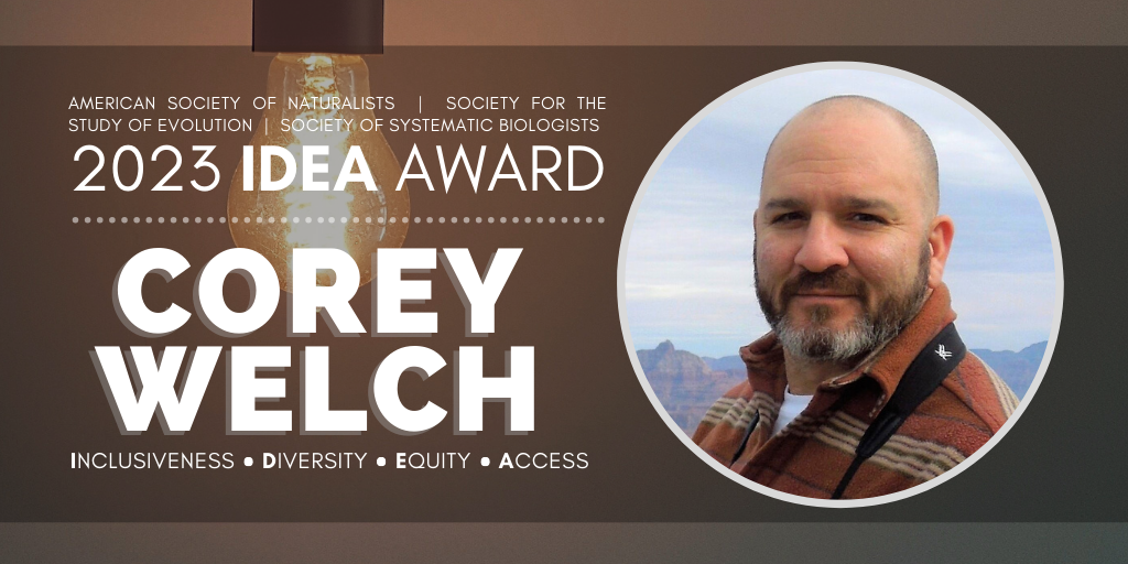 科里·韦尔奇（Corey Welch）的头像旁边的文字后面挂着一个发光的灯泡，他身穿条纹衬衫，脖子上系着双筒望远镜，身后是天空和大峡谷顶部。正文：美国自然主义者协会、进化研究协会、系统生物学家协会、2023年IDEA奖、科里·韦尔奇（Corey Welch），《包容性、多样性、公平性、准入》。